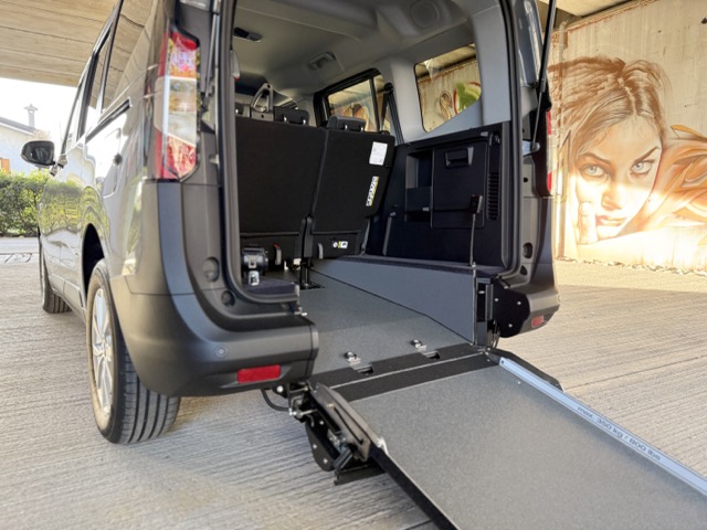Adattamento con pinale ribassato e sistema di ritenuta Courier 2026